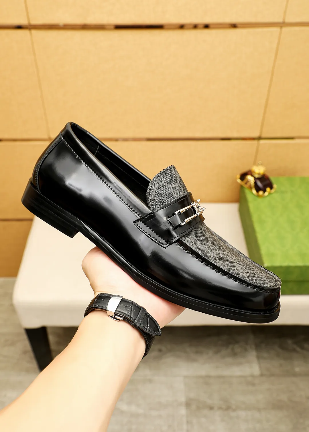 Men's shoes 💰480 💐 Product trademark: GUCCI "Gucci" casual leather shoes Regular size: 38-44 (45.46🉑️customized) Product materials: Selected imported first-layer calfskin embossed upper + luxury hardware buckle, imported water-dyed cowhide leather lining. Strong three-dimensional visual effect, original outsole color: 2 colors available